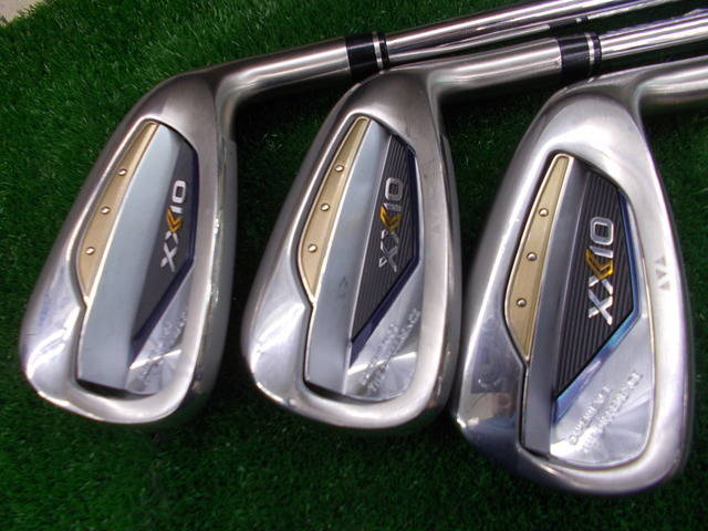 中古ゴルフ XXIO (2024) ネイビー  5本の写真